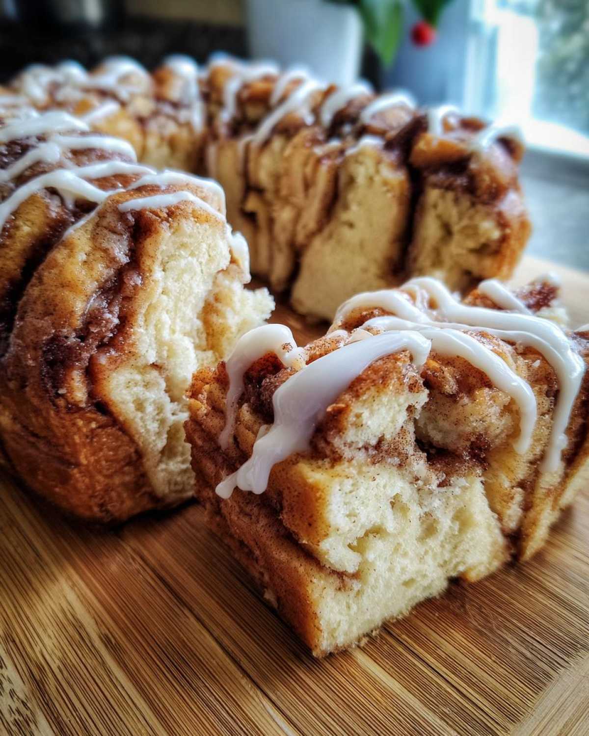 Cinnamon Roll Monkey Bread - detail 3